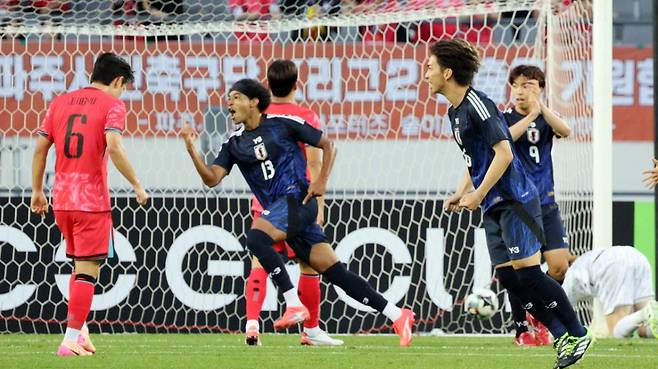 15일 경기 용인시 용인미르스타디움에서 열린 2025 동아시아축구연맹(EAFF) E-1 챔피언십 남자부 대한민국과 일본의 경기, 전반 8분 일본 저메인 료에게 실점을 허용한 뒤 아쉬워하는 한국 선수들의 모습. /사진=뉴시스