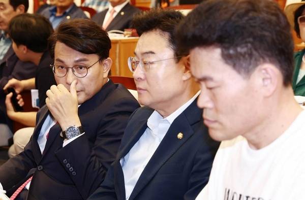 전한길씨가 "윤석열 대통령을 출당시켜 대선에서 패배했다"고 주장했다. 사진은 왼쪽부터 윤상현, 김성원 국민의힘 의원과 전한길씨가 지난 14일 서울 여의도 국회박물관에서 긴급토론회 '무엇을 할 것인가? 자유공화 리셋코리아를 위하여'에 참석해 자리하고 있는 모습. /사진=뉴스1