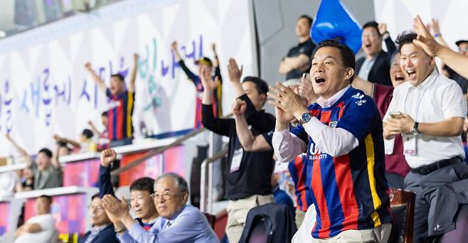 이재준 수원시장과 수원시민이 수원FC 경기를 보며 환호하는 모습./사진제공=수원시