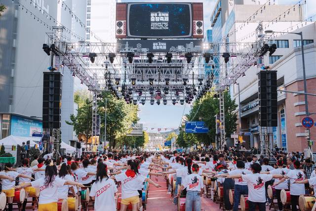 올해 광주를 방문하면 다채로운 행사와 매력적인 볼거리, 맛있는 먹거리를 경험할 수 있다. 사진은 지난해 ‘광주 추억의 충장축제’ 행사 장면.  광주시청 제공
