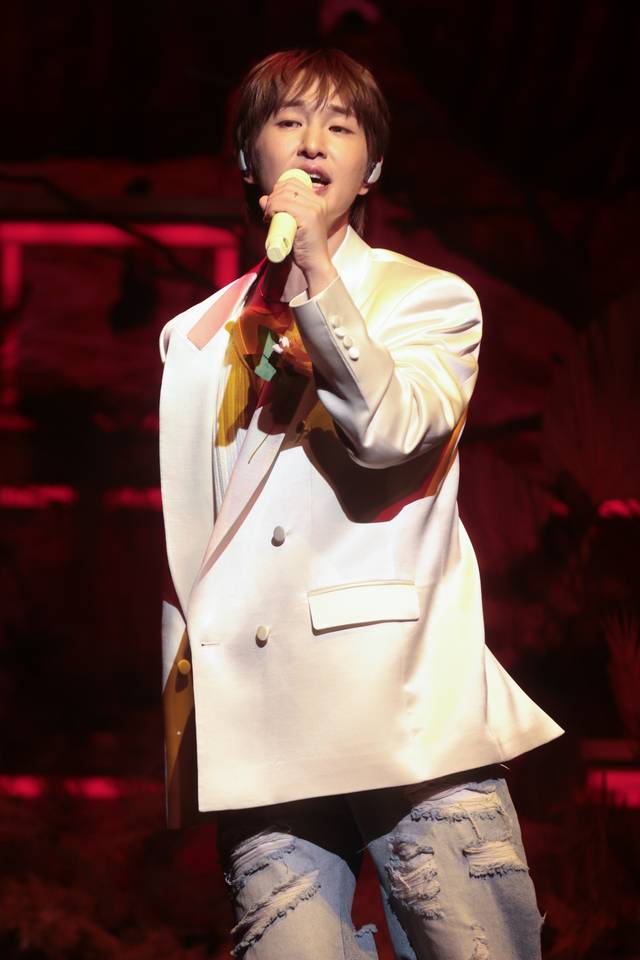 가수 온유가 15일 서울 영등포구 명화라이브홀에서 열린 정규 2집 ‘퍼센트’(PERCENT) 발매 기념 쇼케이스에서 타이틀곡 ‘ANIMALS’ 무대를 선보이고 있다. 연합뉴스