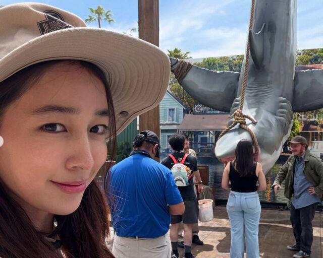 이민정이 상어 모형 앞에서 미소를 짓고 있다. / 이민정 소셜미디어