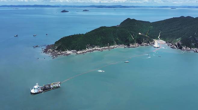 대한전선 팔로스호가 외부망 포설을 진행하고 있는 모습. [대한전선 제공]