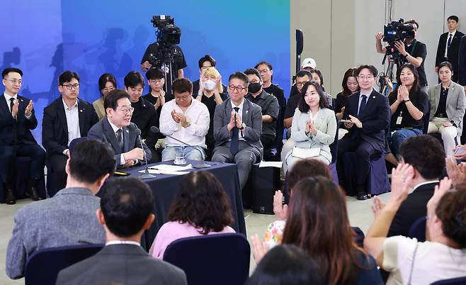 이재명 대통령이 4일 대전컨벤션센터에서 타운홀 미팅 형식으로 ‘국민소통 행보 2탄, 충청의 마음을 듣다’ 간담회를 하고 있다. [연합]