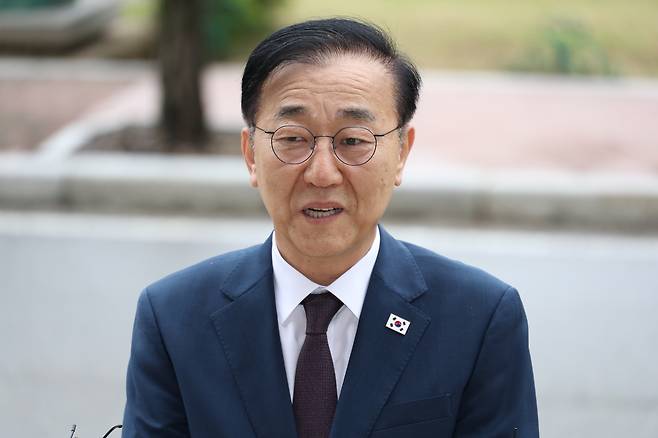 김윤덕 국토교통부 장관 후보자가 15일 정부과천청사에 마련된 인사청문회 준비 사무실로 첫 출근하며 취재진 질문에 답하고 있다. [연합]