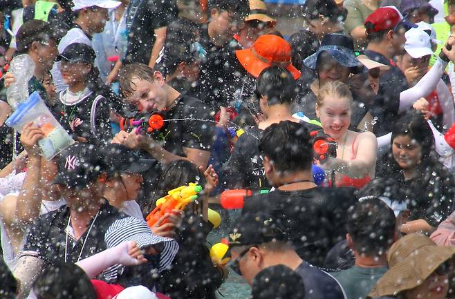 오는 26일 개막하는 장흥물축제는 국내 대도시가 벤치마킹하더니, 어느새 글로벌 축제로 진화하고 있다.