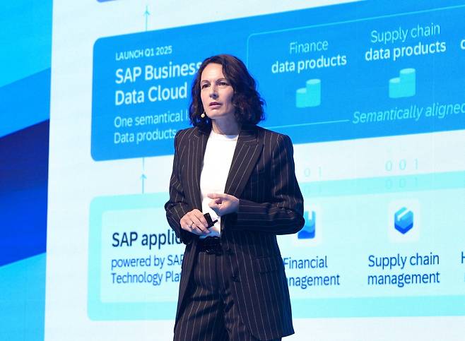 지나 바르주-브로이어 SAP 최고인사책임자가 15일 서울 파르나스 호텔에서 ‘SAP 나우 AI 투어 코리아’ 열고 기조연설을 하고 있다. [SAP 제공]