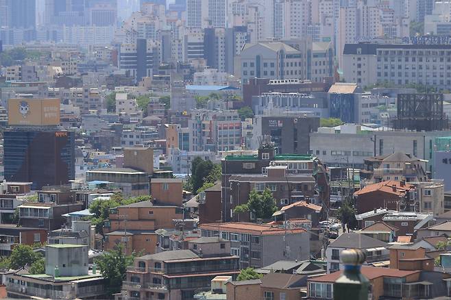 서울 남산에서 바라본 시내 주택가 모습  [연합]