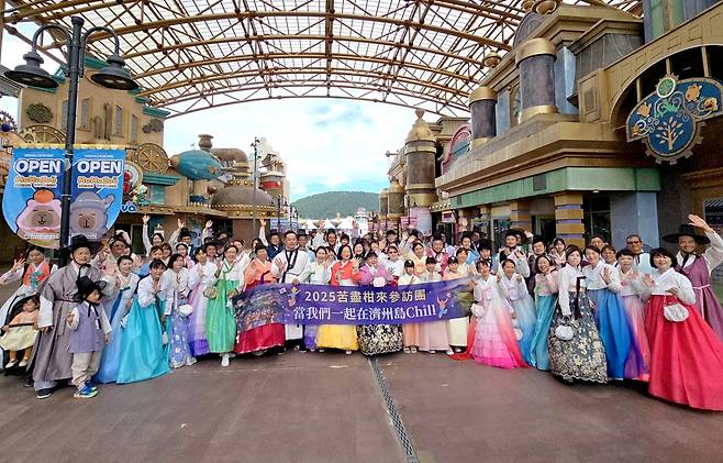 제주가 드라마 ‘폭싹 속았수다’의 흥행, 동물원의 신설, 미술관 전시 확대 등으로 명랑해졌다. 지난 11일 제주신화월드를 방문한 대만 관광객들이 “고-진-감-래”를 외치고 있다.  함영훈 기자