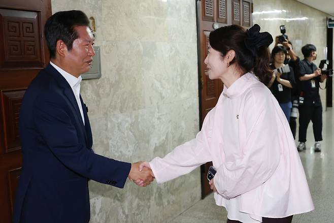 강선우 여성가족부 장관 후보자가 24일 서울 여의도 국회에서 열린 더불어민주당 의원총회에 참석하며 당대표 후보인 정청래 의원과 악수하고 있다. 연합뉴스