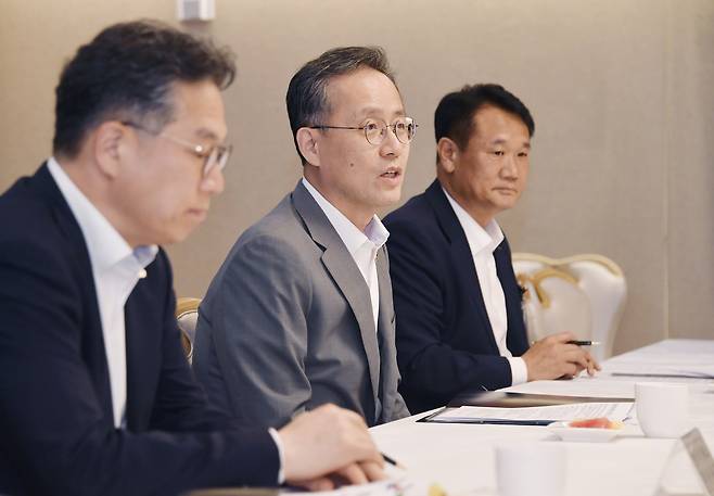 이형일 기획재정부 장관 직무대행 1차관이 15일 오후 서울 종로구 정부서울청사에서 열린 ‘MSCI 선진국 지수 편입추진 전담반 회의’를 주재, 모두발언을 하고 있다. [기획재정부 제공]