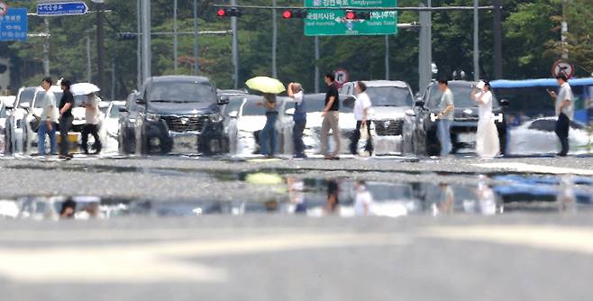 최근 도로 위에서 작업하던 작업자가 교통사고로 사망하는 사건이 연이어 발생하면서 경찰이 이 같은 사고를 ‘산업재해’로 적극 관리할 방침이라고 밝혔다. [연합]