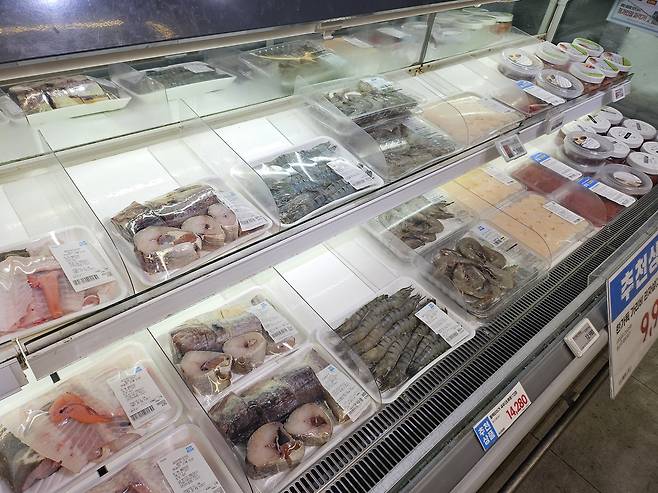 지난 14일 서울 한 대형마트 개방형 냉장고에서 냉기가 뿜어져 나오고 있다. 김광우 기자.