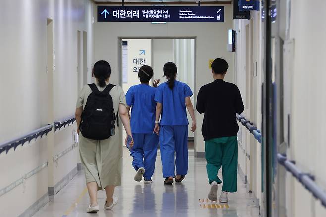 서울 시내의 한 대학병원에서 이동하는 의료진. [연합]