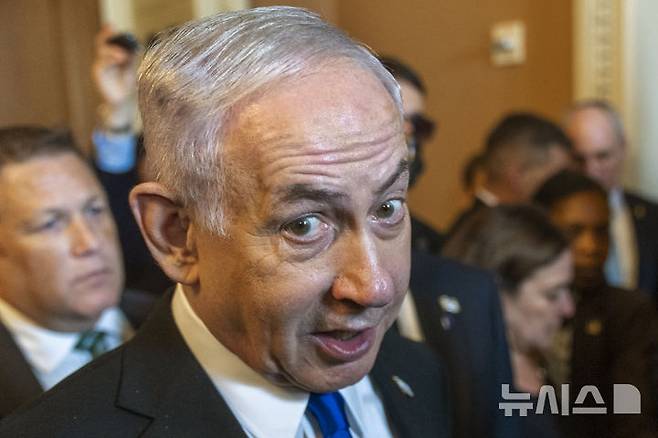 [워싱턴=AP/뉴시스] 베냐민 네타냐후 이스라엘 총리가 지난 9일(현지 시간) 미 워싱턴의 연방의회 의사당에서 의원들과의 회동에 앞서 기자들에게 발언하고 있다. 2025.07.15.