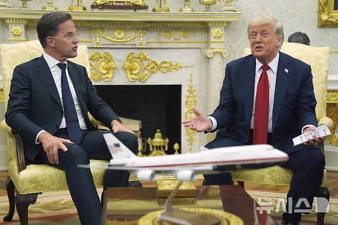 [워싱턴=AP/뉴시스]도널드 트럼프 미국 대통령이 14일(현지 시간) 백악관 집무실에서 마르크 뤼터 북대서양조약기구(NATO·나토) 사무총장과 회담하고 있다. 2025.07.15.