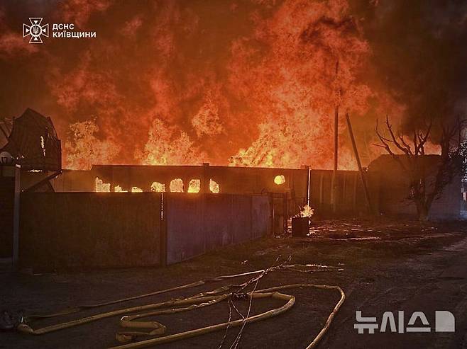 [키이우(우크라이나)=AP/뉴시스]우크라이나 긴급구조대가 제공한 사진에서 9일 우크라이나 수도 키이우에서 러시아의 공격으로 화재가 발생해 있다. 러시아가 8일 밤(현지시각)부터 9일 새벽 사이 미사일 13기와 샤헤드 드론 728대를 우크라이나로 발사했다고 우크라이나 공군이 밝혔다. 2025.07.09.
