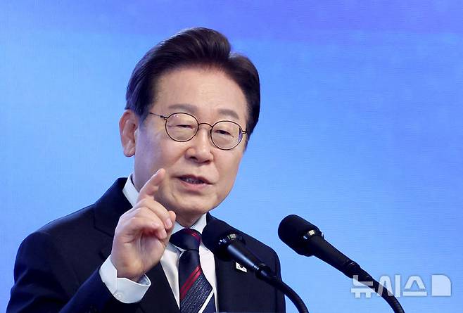 [진천=뉴시스] 최동준 기자 = 이재명 대통령이 지난 14일 충북 진천 국가공무원인재개발원에서 5급 신임관리자과정 교육생에게 특강을 하고 있다. (대통령실통신사진기자단) 2025.07.14. photocdj@newsis.com