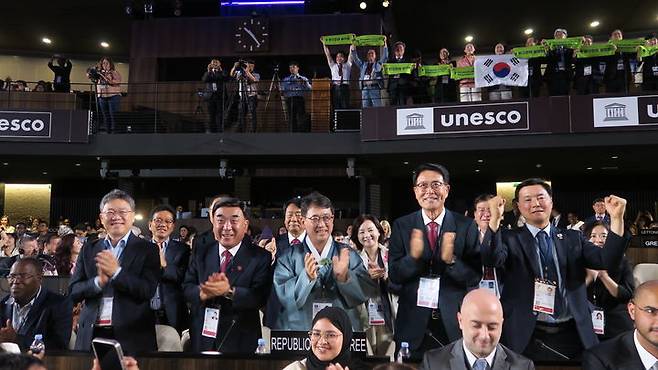 [서울=뉴시스] 12일 (현지 시간) 프랑스 파리에서 열린 제47차 유네스코 세계유산위원회에서 ‘반구천의 암각화’가 유네스코 세계유산으로 등재되자 최응천 국가유산청장(가운데)과 박상미 주 유네스코 대표부 대사 등 정부 대표단이 기뻐하고 있다.‘반구천의 암각화’는 국보 울주 대곡리 반구대 암각화와 울주 천전리 명문과 암각화를 포함하는 단일 유산으로 선사시대부터 지속된 암각화의 전통과 문화 발전을 보여주는 가치를 인정받아 한국의 17번째 유네스코 세계유산으로 이름을 올리게 됐다. (사진=국가유산청 제공) 2025.07.12. photo@newsis.com *재판매 및 DB 금지