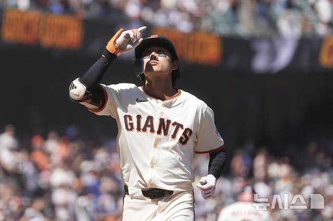 [샌프란시스코=AP/뉴시스] 샌프란시스코 자이언츠의 이정후가 14일(현지 시간) 미 캘리포니아주 샌프란시스코의 오라클 파크에서 열린 2025 메이저리그 애리조나 다이아몬드백스와의 경기 7회 말  2점 홈런(시즌 6호)을 친 뒤 홈에 들어오며 세리머니하고 있다. 이정후는 5타수 1안타(1홈런) 2타점 1득점을 기록했고 팀은 7-8로 패했다. 2025.05.15.