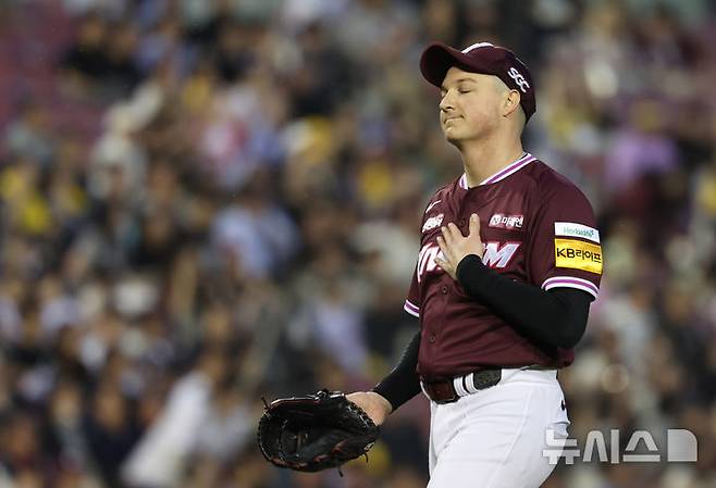 [서울=뉴시스] 조수정 기자 = 14일 서울 송파구 잠실야구장에서 열린 2025 KBO리그 LG 트윈스와 키움 히어로즈 경기, 키움 선발 케니 로젠버그가 3회말 연실점 한 뒤 마운드에서 숨을 고르고 있다. 2025.05.14. chocrystal@newsis.com