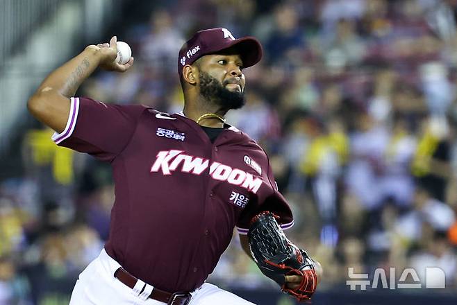 [서울=뉴시스] 최진석 기자 = 10일 서울 송파구 잠실야구장에서 열린 2025 KBO리그 키움 히어로즈와 LG 트윈스의 경기. 7회말 키움 선발 투수 알칸타라가 역투하고 있다. 2025.07.10. myjs@newsis.com