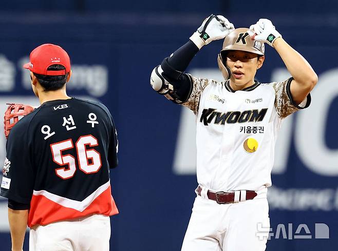 [서울=뉴시스] 박주성 기자 = 26일 오후 서울 구로구 고척스카이돔에서 열린 프로야구 2025 KBO리그 KIA 타이거즈 대 키움 히어로즈의 경기, 3회말 투아웃 주자2루에서 키움 송성문이 1타점 적시 2루타를 치고 환호하고 있다. 2025.06.26.park7691@newsis.com