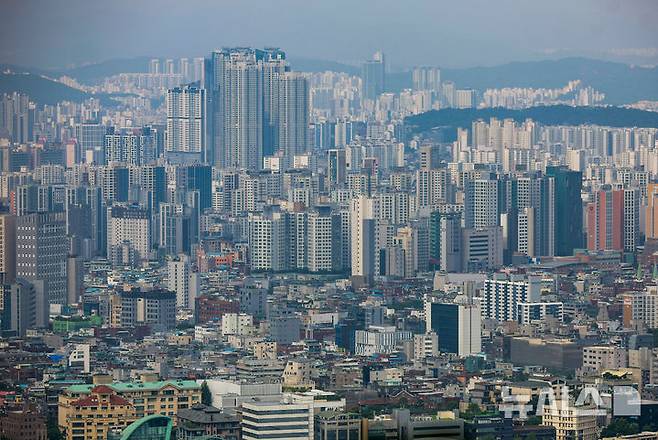 [서울=뉴시스] 정병혁 기자 = 27일 서울 중구 남산에서 서울시내 아파트가 보이고 있다. 정부가 오는 28일부터 수도권·규제지역 내 주택담보대출(주담대) 최대한도를 6억원으로 제한한다. 생애 최초 주택구입 목적 주택담보대출 주택담보인정비율(LTV)도 현행 80%에서 70%로 강화한다. 정부는 긴급 가계부채 점검회의를 열고 가계대출 총량관리목표 50% 감축, 수도권·규제지역 추가 주택구입 목적 주담대 금지, 수도권·규제지역 주담대 한도 6억원 제한, 수도권·규제지역 생애최초 LTV 80%→70% 강화 및 6개월 내 전입의무 등 수도권에 집중된 가계부채 관리방안을 확정했다. 2025.06.27. jhope@newsis.com
