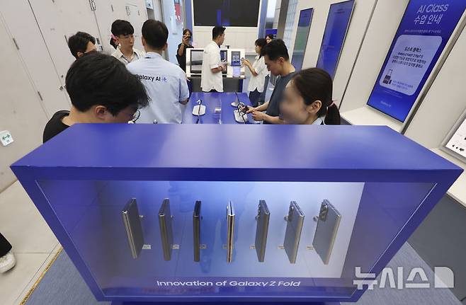 [서울=뉴시스] 김근수 기자 = 삼성전자 신형 폴더블 스마트폰 갤럭시 Z 폴드7 및 플립7 공개 첫 날인 10일 서울 서초구 삼성 강남점에서 소비자들이 스마트폰을 살펴보고 있다. 2025.07.10. ks@newsis.com