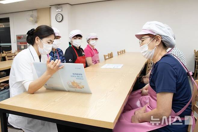 [세종=뉴시스]한국가스공사는 노인 일자리 창출과 지역 취약계층 복지 증진을 위해 '2025년 온누리 실버 나눔 사업'을 시행한다.(사진=가스공사 제공)