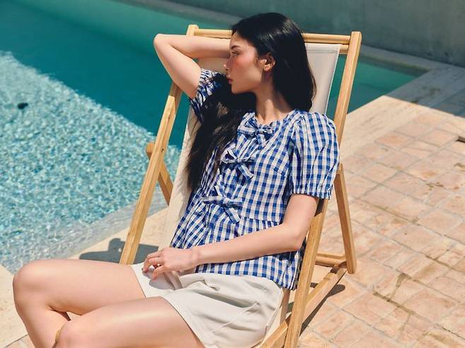 [서울=뉴시스] 이랜드월드에서 전개하는 여성복 브랜드 로엠(ROEM)이 2025 핫서머 컬렉션의 세번째 이야기 '스플래시(splash)'를 공개했다고 15일 밝혔다. (사진=이랜드 제공) *재판매 및 DB 금지