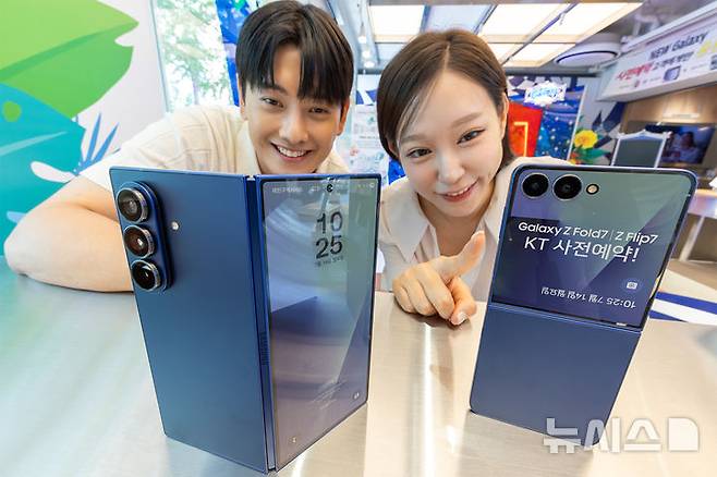 [서울=뉴시스]KT가 15일부터 21일까지 전국 KT 매장과 KT닷컴에서 삼성전자 ‘갤럭시 Z 폴드7’과 ‘갤럭시 Z 플립7’ 사전 예약을 진행한다. 사진은 KT 모델들이 KT ‘갤럭시 Z 폴드7·Z 플립7’ 사전 예약을 소개하고 있는 모습. (사진=KT 제공)