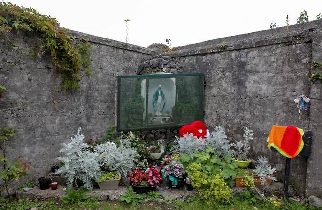 [서울=뉴시스] 아일랜드 서부의 한 소도시에서 과거 수녀원에 수용됐던 영유아 796명이 폐하수처리조에 집단 매장된 사실이 드러나 유해 발굴이 시작됐다. (사진 = CNN 캡처) 2025.07.15. *재판매 및 DB 금지