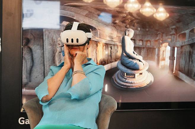 'VR 석굴암'을 체험하는 영국 시민 모습. (사진=주영한국문화원 제공) *재판매 및 DB 금지