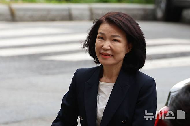 [과천=뉴시스] 권창회 기자 = 국무회의에서 배제된 이진숙 방송통신위원장이 15일 오전 경기 과천시 정부과천청사 내 방송통신위원회로 출근하고 있다. 2025.07.15. kch0523@newsis.com