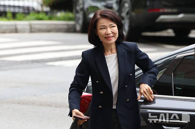 [과천=뉴시스] 권창회 기자 = 국무회의에서 배제된 이진숙 방송통신위원장이 15일 오전 경기 과천시 정부과천청사 내 방송통신위원회로 출근하고 있다. 2025.07.15. kch0523@newsis.com