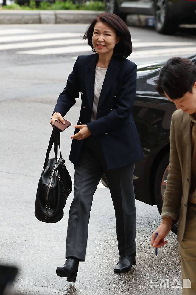 [과천=뉴시스] 권창회 기자 = 국무회의에서 배제된 이진숙 방송통신위원장이 15일 오전 경기 과천시 정부과천청사 내 방송통신위원회로 출근하고 있다. 2025.07.15. kch0523@newsis.com