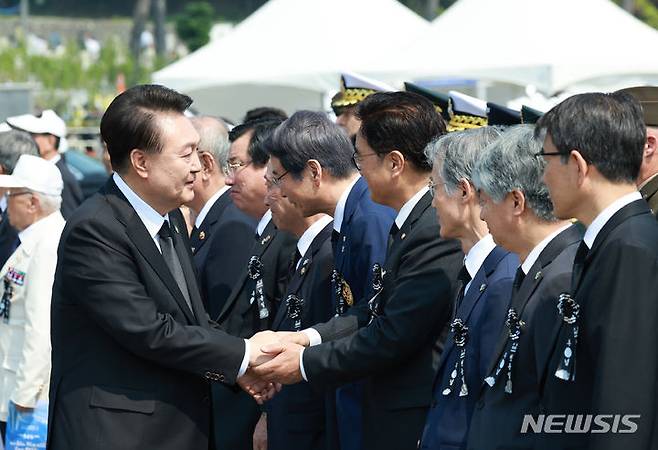 [서울=뉴시스] 최진석 기자 = 윤석열 대통령이 6일 서울 동작구 국립서울현충원에서 열린 제69회 현충일 추념식에 입장하며 우원식 국회의장과 인사를 나누고 있다. (대통령실통신사진기자단) 2024.06.06. myjs@newsis.com