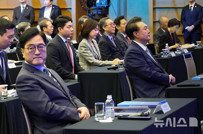 [서울=뉴시스] 최진석 기자 = 윤석열 대통령이 27일 서울 중구 대한상공회의소에서 문화일보 주최로 진행된 문화미래리포트2024에 참석해 있다. 왼쪽은 우원식 국회의장. (대통령실통신사진기자단) 2024.08.27. myjs@newsis.com