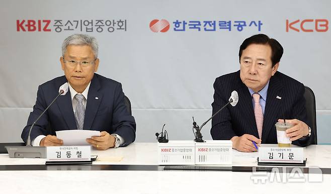 [서울=뉴시스] 조성우 기자 = 김동철(왼쪽) 한국전력공사 사장이 9일 서울 여의도 중소기업중앙회에서 열린 중소기업중앙회-한국전력공사-코리아크레딧뷰로(KCB) 소상공인 포용적 금융 지원을 위한 서비스 제휴 협약식에서 발언하고 있다. 오른쪽은 김기문 중소기업중앙회장. 2025.07.09. xconfind@newsis.com
