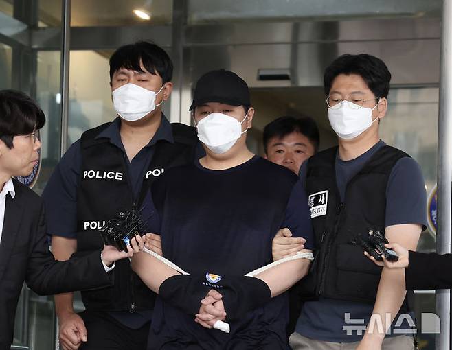 [서울=뉴시스] 김명년 기자 = 서울 강북구 미아동 마트에서 흉기를 휘둘러 1명을 살해하고 1명을 다치게 한 김성진(33·남)이 1일 오전 서울 강북경찰서에서 검찰로 송치되고 있다. 2025.05.01. kmn@newsis.com