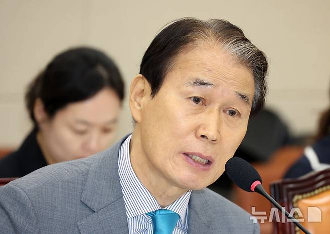 [서울=뉴시스] 고승민 기자 = 권오을 국가보훈부 장관 후보자가 15일 서울 여의도 국회에서 열린 정무위원회의 인사청문회에서 의원 질의에 답하고 있다. 2025.07.15. kkssmm99@newsis.com