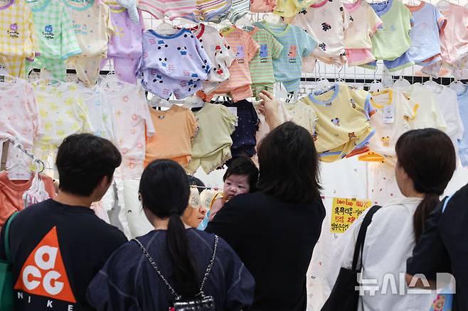 [서울=뉴시스] 권창회 기자 = 지난 6월 19일 서울 강서구 코엑스 마곡에서 열린 맘스홀릭 베이비페어 마곡에서 관람객들이 육아용품을 살펴보고 있다. 2025.06.19. kch0523@newsis.com