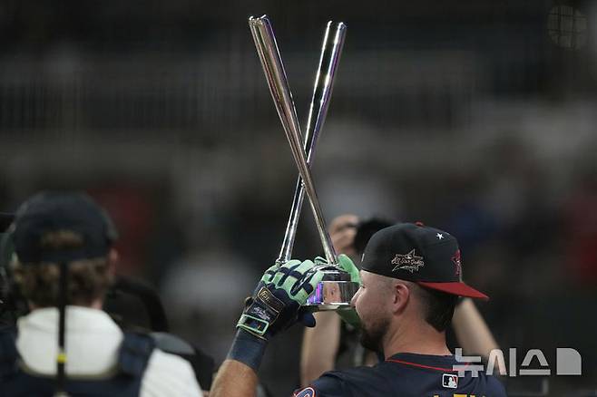 [애틀랜타=AP/뉴시스] 시애틀 매리너스의 칼 롤리가 14일(현지 시간) 미국 조지아주 애틀랜타의 트루이스트 파크에서 열린 2025 MLB 올스타전 전야제 홈런 더비에서 우승한 후 트로피를 들어 올리고 있다. 2025.07.15.