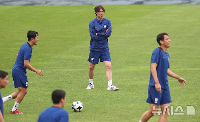 [성남=뉴시스] 황준선 기자 = 대한민국 남자 축구 국가대표팀 홍명보 감독이 지난 14일 경기 성남시 성남종합운동장에서 훈련을 지켜보고 있다. 2025 EAFF(동아시아축구연맹) E-1 챔피언십(동아시안컵)에 출전하는 대한민국 남자 축구 국가대표팀은 오는 15일 용인미르스타디움에서 일본과 경기를 치른다. 2025.07.14. hwang@newsis.com
