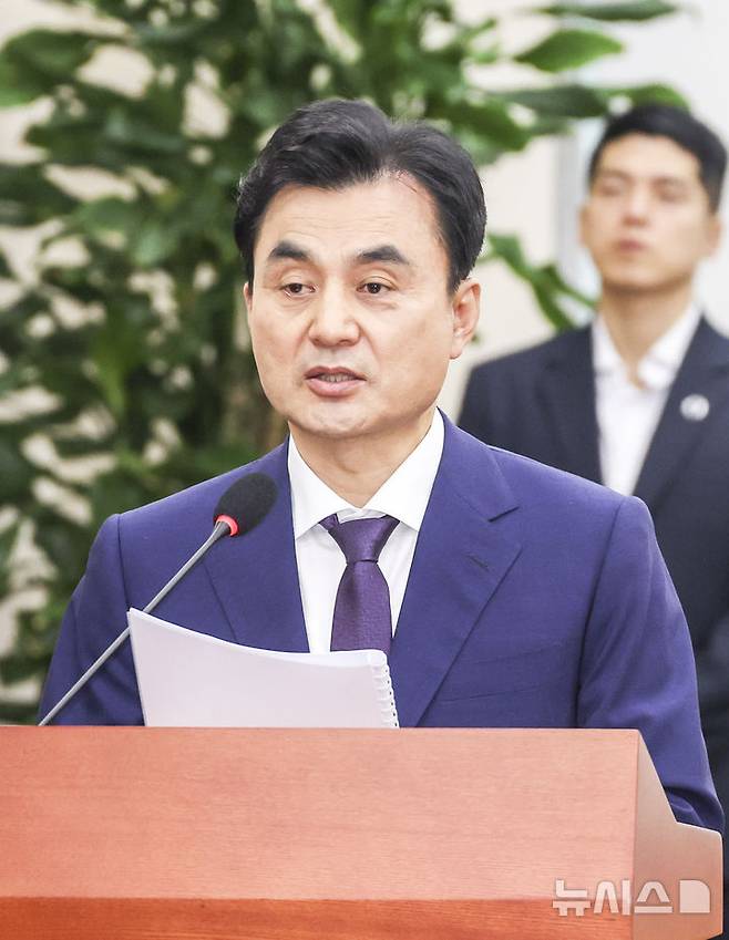 [서울=뉴시스] 조성봉 기자 = 안규백 국방부 장관 후보자가 15일 서울 여의도 국회에서 열린 국방위원회의 인사청문회에서 모두발언을 하고 있다. 2025.07.15. suncho21@newsis.com