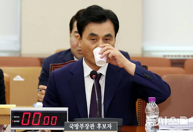 [서울=뉴시스] 조성봉 기자 = 안규백 국방부 장관 후보자가 15일 서울 여의도 국회 국방위원회에서 열린 인사청문회에서 물을 마시고 있다. 2025.07.15. suncho21@newsis.com