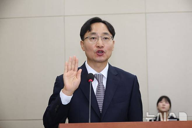 [서울=뉴시스] 조성봉 기자 = 임광현 국세청장 후보자가 15일 서울 여의도 국회에서 열린 기획재정위원회의 국세청장 인사청문회에서 선서를 하고 있다. 2025.07.15. suncho21@newsis.com