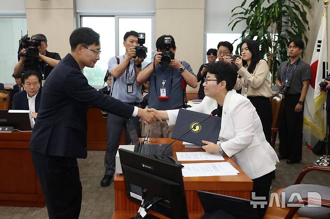 [서울=뉴시스] 조성봉 기자 = 임광현 국세청장 후보자가 15일 서울 여의도 국회기획재정위원회에서 열린 인사청문회에서 임이자(오른쪽) 기재위원장에게 선서문을 제출하고 악수하고 있다. 2025.07.15. suncho21@newsis.com