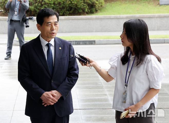 [서울=뉴시스] 배훈식 기자 = 김민기 국회 사무총장이 15일 오후 서울 서초구 서울고등검찰청에 마련된 조은석 내란 특검 사무실에 참고인 자격으로 출석하며 취재진 질문에 답하고 있다. 2025.07.15. dahora83@newsis.com